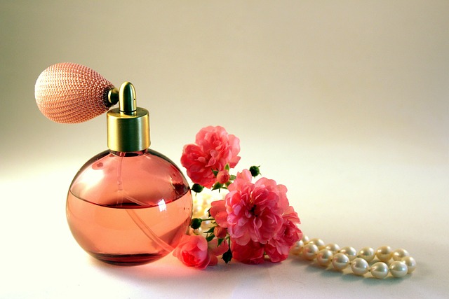 Van oudsher tot nu: de reis, productie en impact van parfum in de samenleving